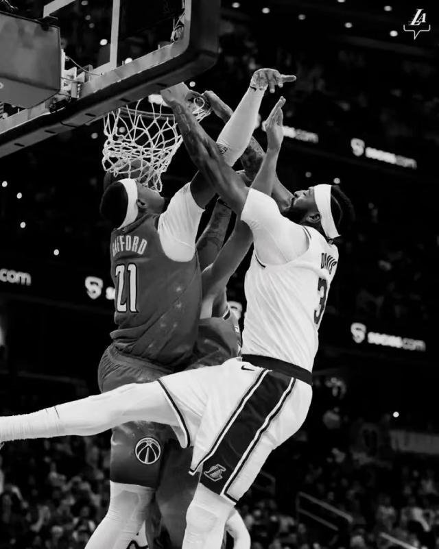 山猫体育直播-55分17篮板持续炸裂！浓眉哥火爆状态根本停不下来