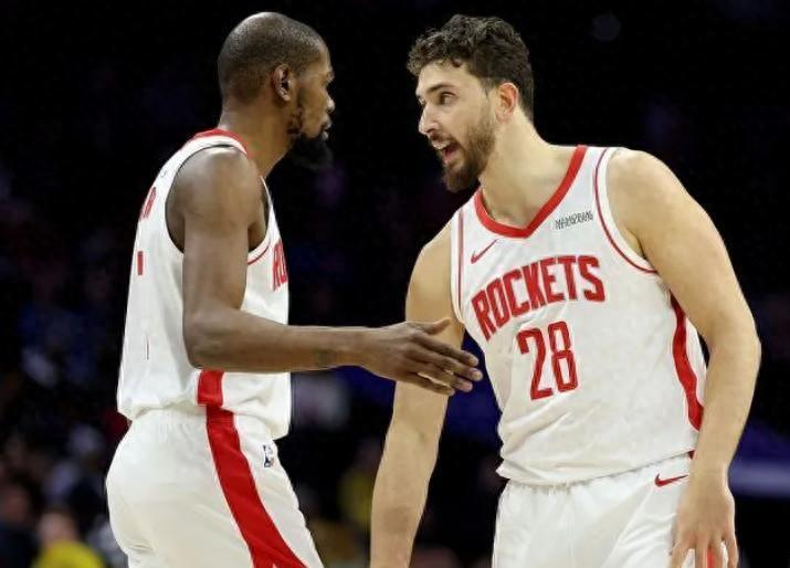 体育赛事直播-爆砍35分！狂轰40分，全联盟都质疑你老了，你却逆天改命要冲冠了